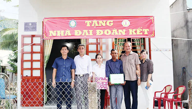 Trao tặng nhà “Đại đoàn kết” tại xã Đức Bình, huyện Tánh Linh và huyện Phú Quý, Bình Thuận