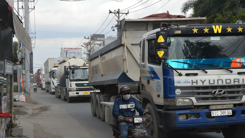 Người đi đường đối mặt hiểm nguy khi xe tải, container lưu thông ken dày trên đường Nguyễn Duy Trinh