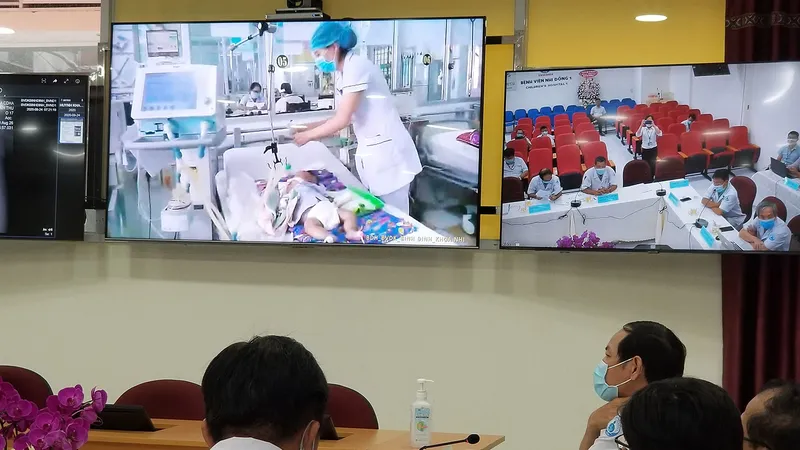Bác sĩ BV Ung bướu TPHCM hội chẩn, khám chữa bệnh từ xa cùng các bác sĩ BV Đa khoa Bình Định