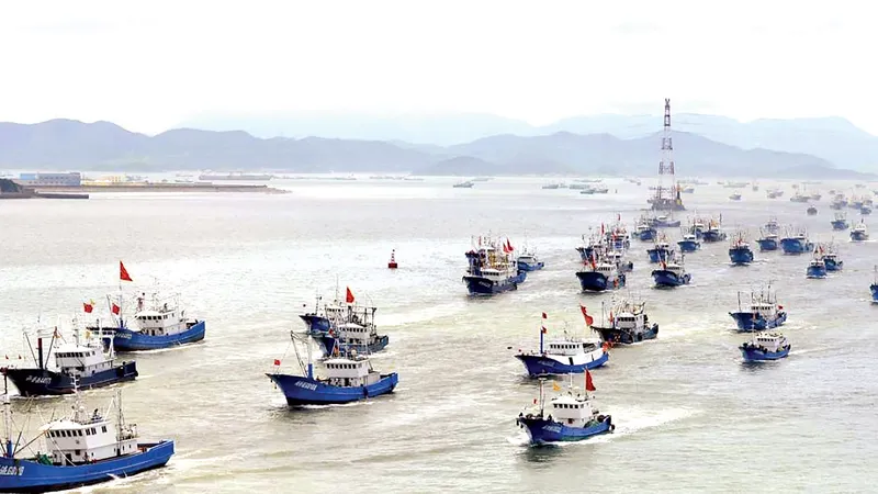 Tàu cá Trung Quốc tràn ra Biển Đông 
