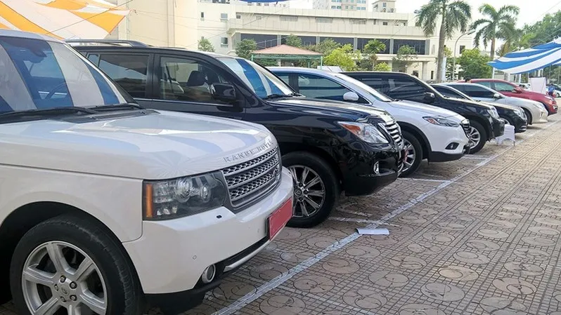 Ngân hàng ồ ạt rao bán ô tô để thu hồi nợ 