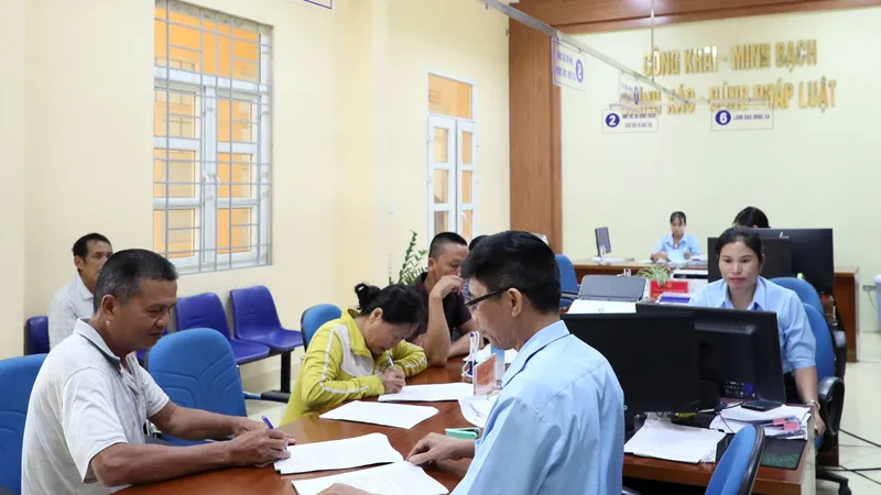 Hoạt động tiếp dân, giải quyết thủ tục hành chính tại “văn phòng 1 cửa” xã Tân Bình, huyện Đầm Hà, tỉnh Quảng Ninh. Ảnh: QUANG PHÚC