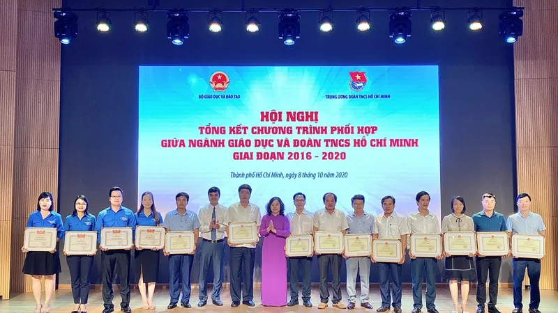 Các tập thể nhận Bằng khen đạt thành tích xuất sắc trong việc thực hiện các chương trình phối hợp giữa ngành GD-ĐT và Trung ương Đoàn TNCS Hồ Chí Minh giai đoạn 2016-2020. Nguồn:giaoducthoidai.vn