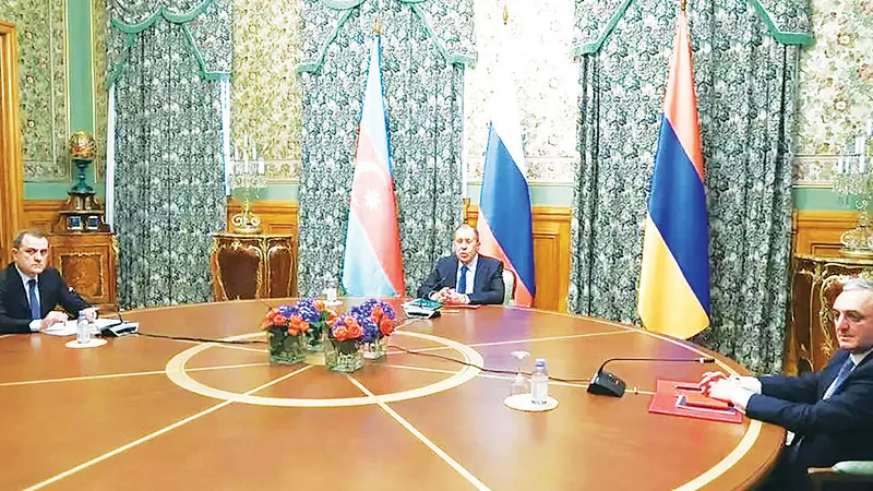 Ngoại trưởng Armenia Zohrab Mnatsakanyan, Ngoại trưởng Nga Sergei Lavrov và Ngoại trưởng Azerbaijan Jeyhun Bayramov tại vòng đàm phán ở Moscow