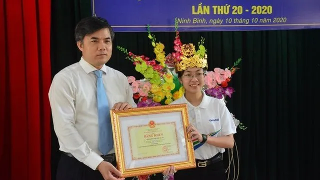 Tặng bằng khen cho 4 học sinh thi Đường lên đỉnh Olympia