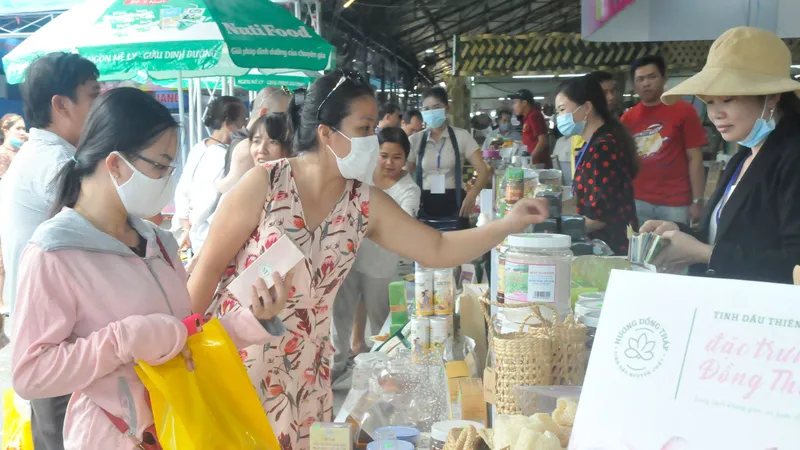 Mua sắm tại chương trình Kết nối cung cầu hàng hóa giữa TPHCM và các tỉnh, thành phố năm 2020. Ảnh: CAO THĂNG
