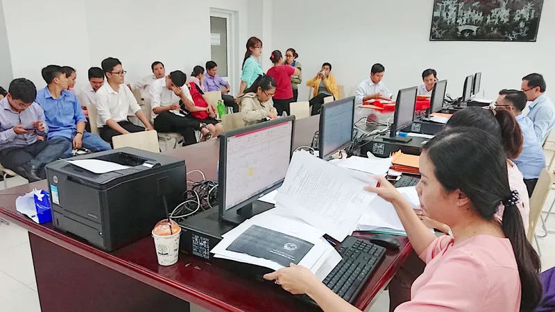 Giải quyết hồ sơ cho người dân tại UBND quận Thủ Đức, TPHCM. Ảnh: KIỀU PHONG