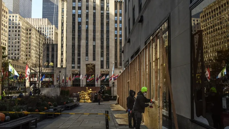 Tổ hợp các tòa nhà ở khu Rockefeller Center, trung tâm thành phố New York, chuẩn bị cho tình huống xấu xảy ra sau khi có kết quả bầu cử. Ảnh: The New York Times