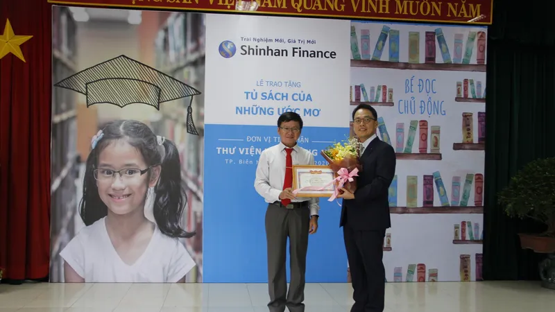 Ông Yang Hyung Mo - đại diện Shinhan Finance nhận Giấy khen từ Sở Văn hóa Thể thao tỉnh Đồng Nai