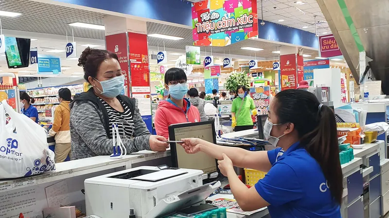 Nhân viên tư vấn khách về các chương trình nhận quà, tích điểm