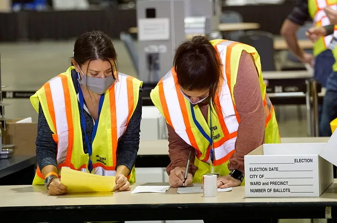Nhân viên bầu cử đếm phiếu bầu ở thành phố Philadelphia, Pennsylvania, hôm 3-11. Ảnh: REUTERS