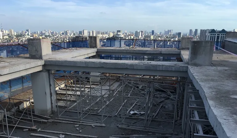 Quá trình tháo dỡ, phá dỡ phần vi phạm trật tự xây dựng tại số 8B phố Lê Trực. BAOTINTUC.VN 