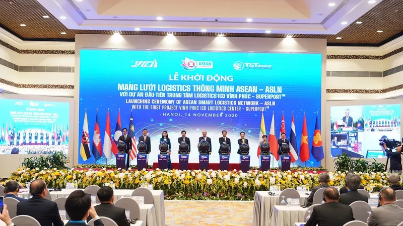 Thủ tướng Chính phủ Nguyễn Xuân Phúc và các đại diện bấm nút khởi động Mạng lưới Logistics thông minh ASEAN với dự án đầu tiên “Trung tâm Logistics ICD Vĩnh Phúc” do Liên danh Tập đoàn T&T Group (Việt Nam) – Tập đoàn YCH– YCH Holdings (Singapore) làm chủ 