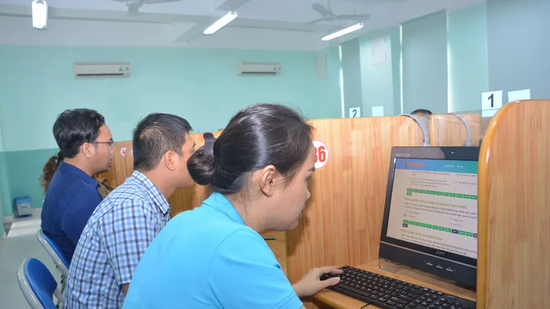 Các công chức của quận 10 dự thi kiểm tra năng lực bằng hình thức trắc nghiệm trên máy tính. Ảnh: ÁI CHÂN