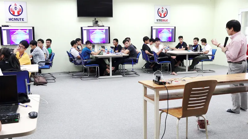 Phòng học số của Trường ĐH Sư phạm Kỹ thuật TPHCM được đầu tư để đào tạo trực tuyến