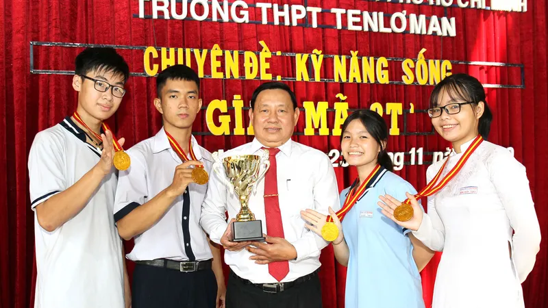 Thầy Nguyễn Văn Thành, Hiệu trưởng Trường THPT Ernst Thälmann (quận 1) và các học trò. Ảnh: HOÀNG HÙNG