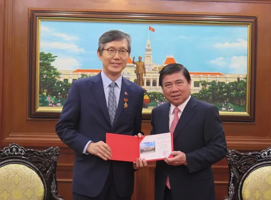 Chủ tịch Nguyễn Thành Phong trao Huy hiệu TPHCM cho ông Lim Jae Hoon. Nguồn: VOH