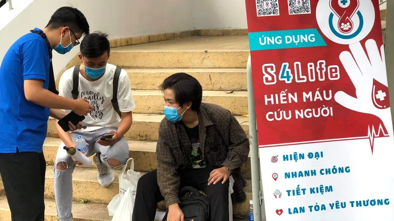 Đoàn viên Quận đoàn 1 hướng dẫn tình nguyện viên hiến máu sử dụng ứng dụng S4Life