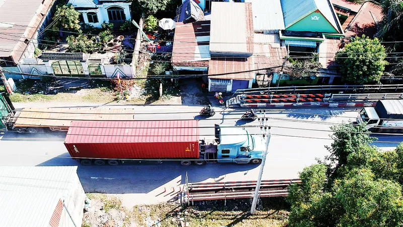 Xe Container lưu thông trên đường Nguyễn Duy Trinh, quận 9. Ảnh: CAO THĂNG