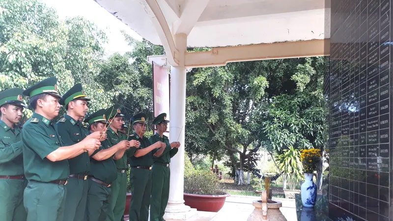 Cán bộ, chiến sĩ Đồn Biên phòng Long Khốt thắp hương các anh hùng liệt sĩ ở khu tưởng niệm. Ảnh: ĐĂNG NGUYÊN