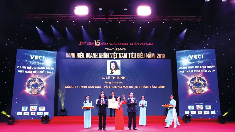 Ds Lê Thị Bình nhận cúp Thánh Gióng - Tôn vinh 100 nữ Doanh nhân Việt Nam tiêu biểu