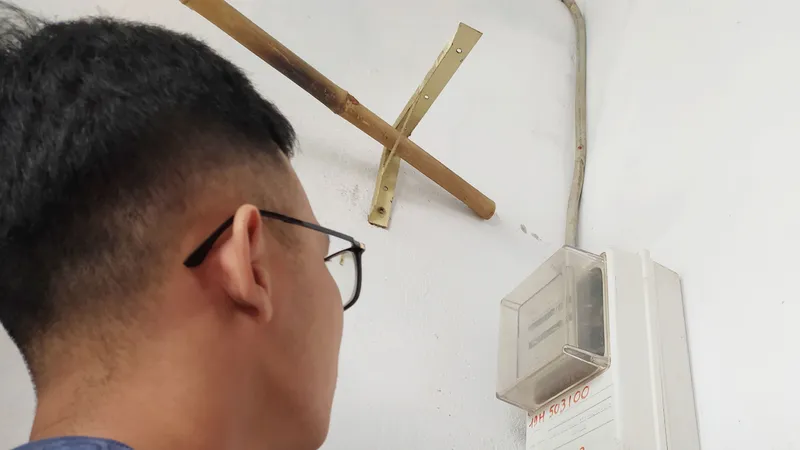 Nhiều người thuê trọ vẫn đang bị tính giá tiền điện cao so với quy định