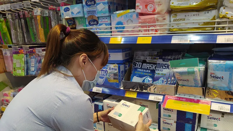 Người tiêu dùng mua khẩu trang tại Co.opmart