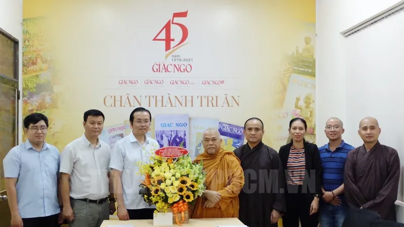Đoàn cán bộ Ban Tuyên giáo thăm, chúc mừng Ban Biên tập báo Giác Ngộ. Ảnh: THANHUYTPHCM.VN