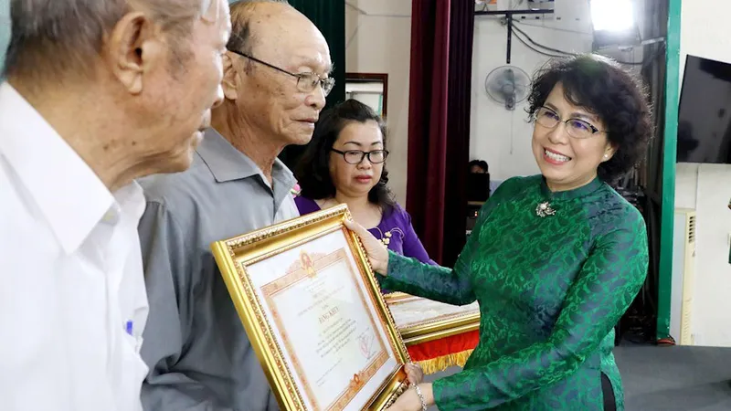 Đồng chí Tô Thị Bích Châu, Ủy viên Ban Thường vụ Thành ủy, Chủ tịch Ủy ban Mặt trận Tổ quốc Việt Nam Thành phố trao Bằng khen của Thủ tướng Chính phủ cho 3 cá nhân. Ảnh: THANHUYTPHCM.VN