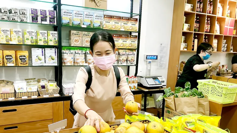 Khách hàng chọn mua sản phẩm organic tại một cửa hàng ở TPHCM. Ảnh: THANH HẢI
