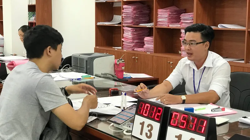 Công chức quận Thủ Đức đang tiếp nhận hồ sơ hành chính của người dân. Ảnh: KIỀU PHONG
