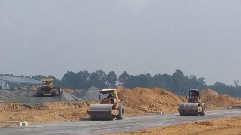 San lấp mặt bằng thi công khu tái định cư Lộc An - Bình Sơn. Ảnh: VĂN PHONG