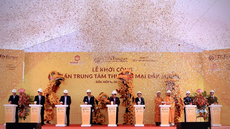 Ông Đỗ Quang Hiển, Chủ tịch HĐQT kiêm TGĐ Tập đoàn T&T Group và các đại biểu bấm nút khởi công dự án