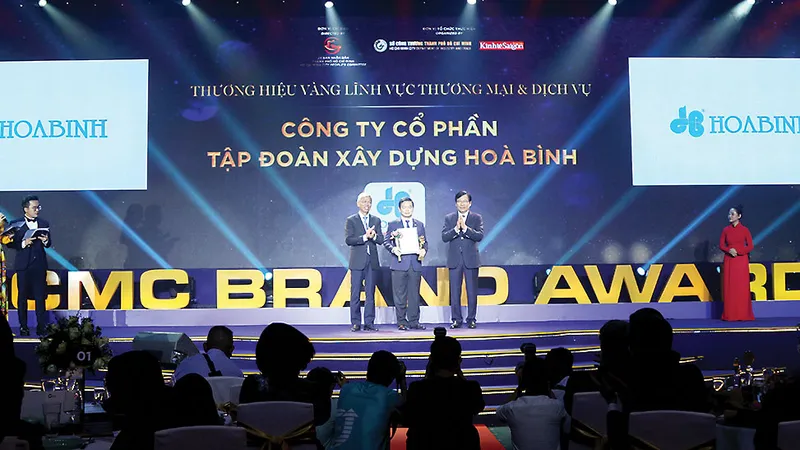 Ông Lê Viết Hải - Chủ tịch HĐQT Công ty CP Tập đoàn Xây dựng Hòa Bình (đứng giữa) nhận giải thưởng