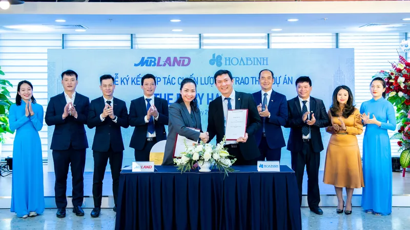 Hòa Bình và MBLand Holdings ký kết hợp đồng hợp tác chiến lược