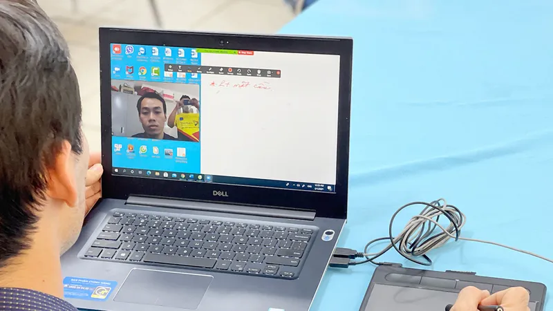 Thầy Hà Minh Sơn, Trường THPT Nguyễn Du (quận 10) đang dạy trực tuyến với camera và bảng viết kỹ thuật số. Ảnh: HOÀNG HÙNG