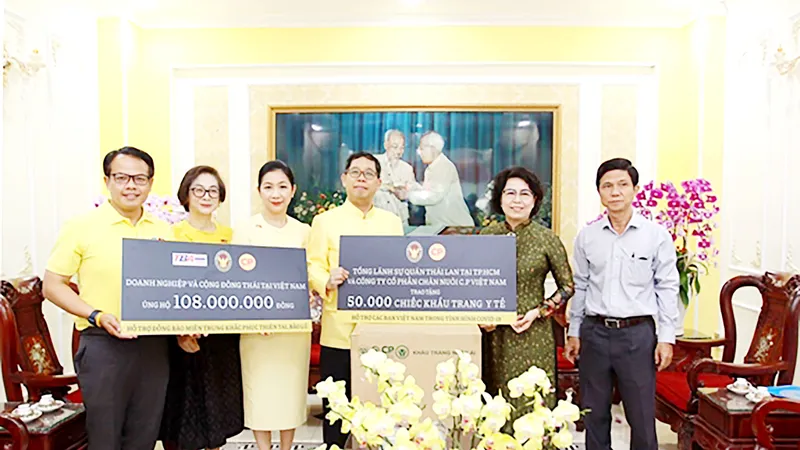 Chủ tịch Ủy ban MTTQ Việt Nam TPHCM Tô Thị Bích Châu tiếp nhận quà của Tổng Lãnh sự Thái Lan tại TPHCM giúp đỡ người dân miền Trung khắc phục hậu quả bão lụt trong năm 2020