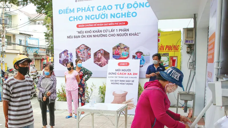 ATM gạo miễn phí hỗ trợ người dân khó khăn do dịch Covid-19. Ảnh: DŨNG PHƯƠNG 