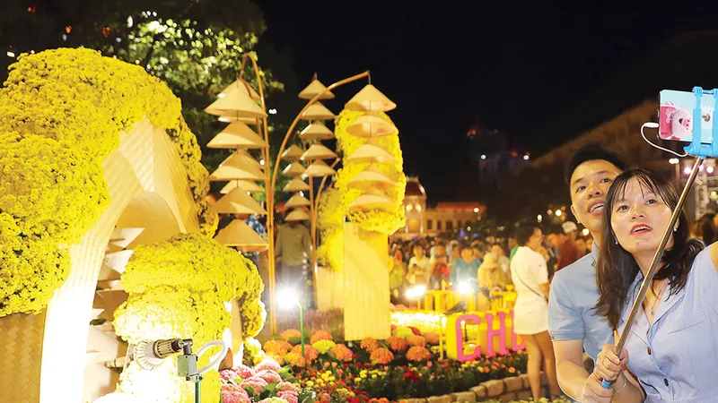 Du khách tham quan đường hoa Nguyễn Huệ. Ảnh: DŨNG PHƯƠNG
