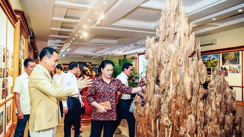 Tại Bảo tàng Trầm Hương, anh Nguyễn Văn Tưởng giới thiệu với Chủ tịch Quốc hội Nguyễn Thị Kim Ngân về chiến lược phát triển Trầm hương Khánh Hòa