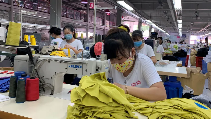 Công nhân Công ty Nón Sơn sẵn sàng bắt tay vào làm việc trong ngày đầu năm mới