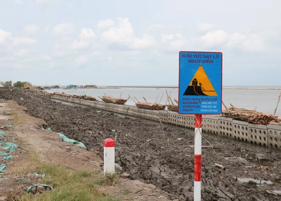 Kiên Giang khẩn cấp xử lý sạt lở đê biển Tây