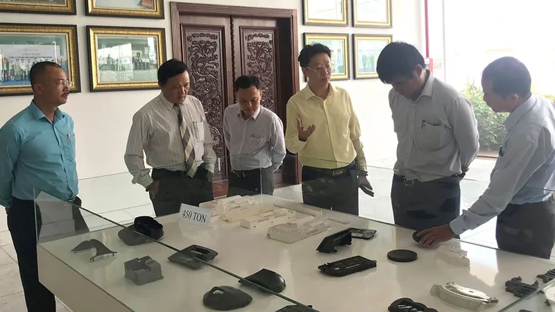 Tìm hiểu sản phẩm công nghiệp hỗ trợ tại Công ty cổ phần Công nghiệp hỗ trợ Minh Nguyên (Khu Công nghệ cao TPHCM) - một doanh nghiệp được kiều bào tạo lập.  Ảnh: VIỆT DŨNG