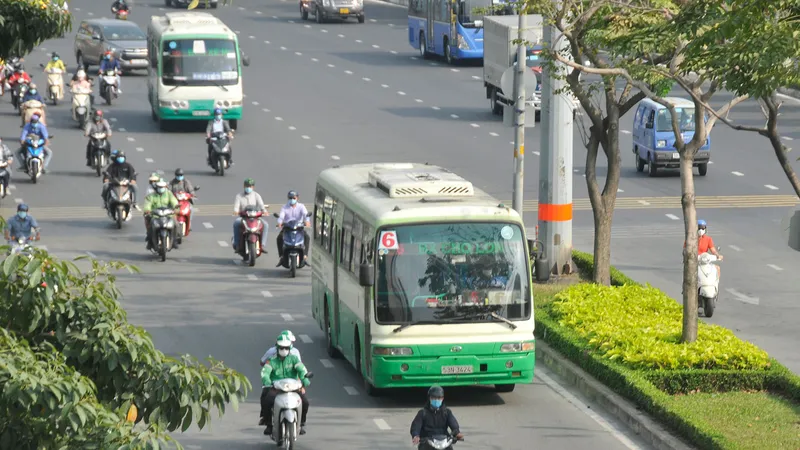 Xe buýt đi trên đường Điện Biên Phủ, đoạn giữa vòng xoay Hàng Xanh và cầu Sài Gòn ngày 22-2-2021. Ảnh: CAO THĂNG