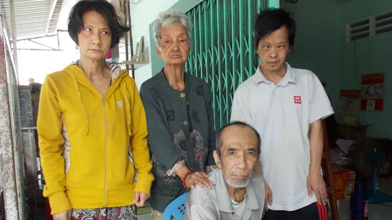 Mẹ già yếu nuôi 3 con bệnh tật
