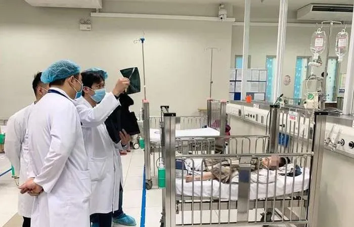 Bác sĩ Bệnh viện Nhi Trung ương trong lần hội chẩn cho bé N.P.H. Ảnh: TTXVN