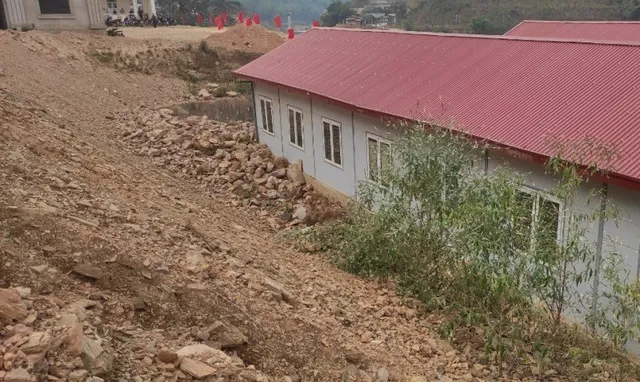 Sơ tán khẩn cấp gần 200 học sinh, thầy cô vì sạt lở đất