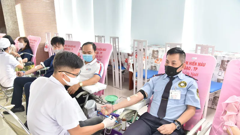 Anh Ngô Văn Dư - người 95 lần hiến máu, đang tham gia chương trình hiến máu nhân đạo “Trái tim hồng”