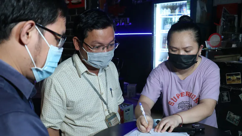 Đoàn kiểm tra quận Bình Thạnh nhắc nhở, tuyên truyền, buộc cơ sở kinh doanh ký cam kết không vi phạm tiếng ồn. Ảnh: THÁI PHƯƠNG