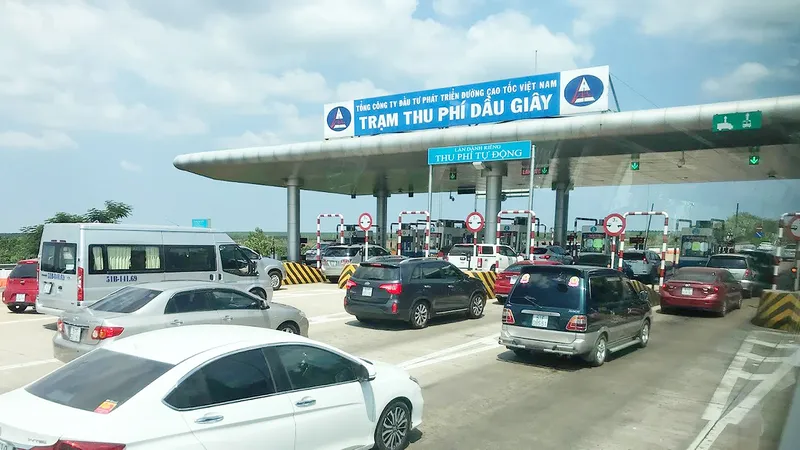 Hàng dài phương tiện chờ đóng phí tại Trạm thu phí Dầu Giây. Ảnh: HOÀNG HÙNG